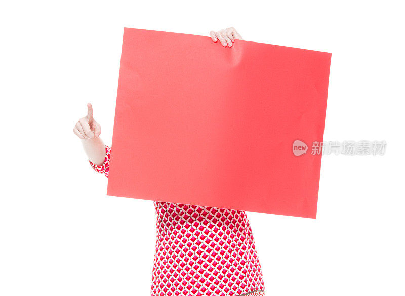 年轻漂亮的金发女人穿着一件红色的连衣裙-在脸前/隐藏举着标书